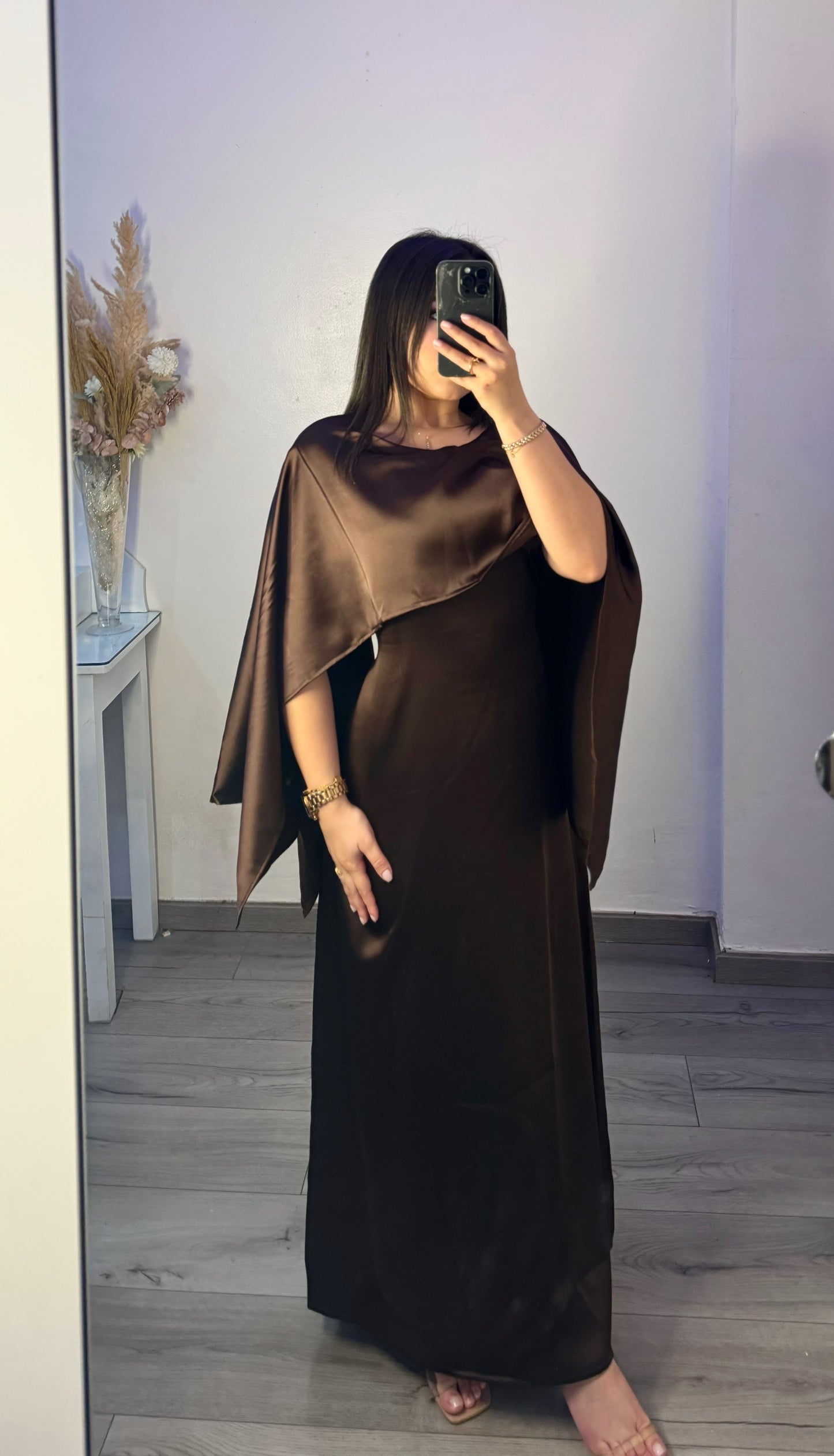 Robe satinée avec cape