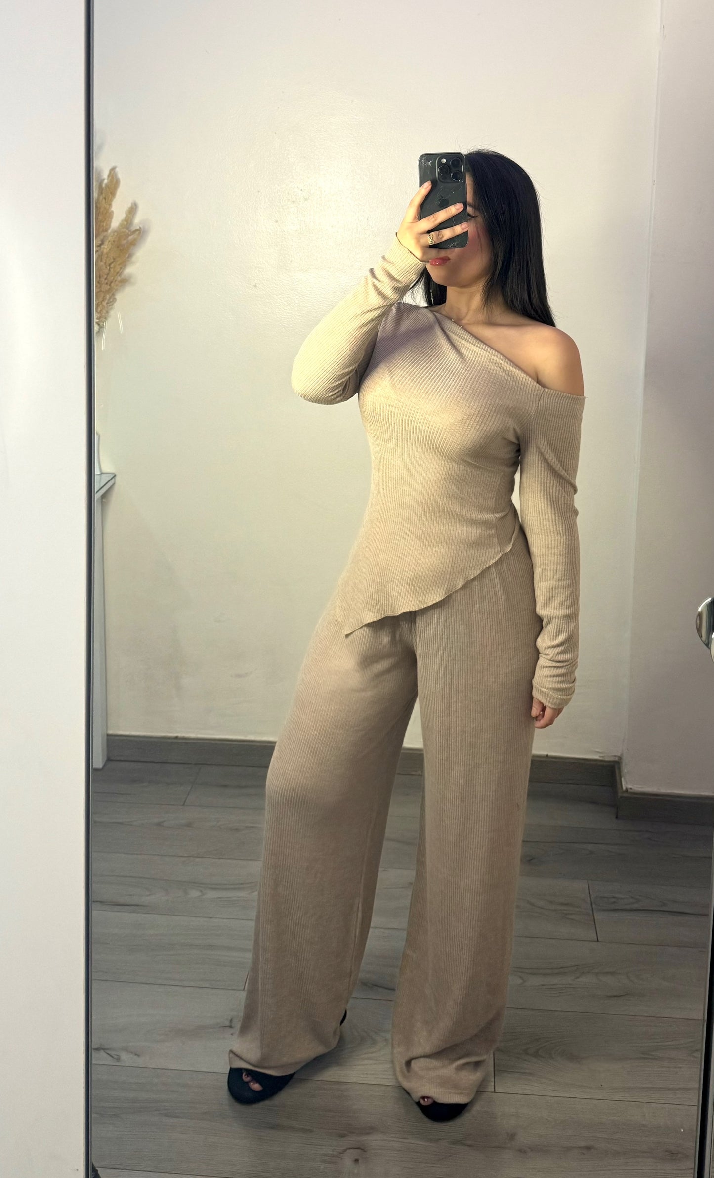 Asymmetrical set