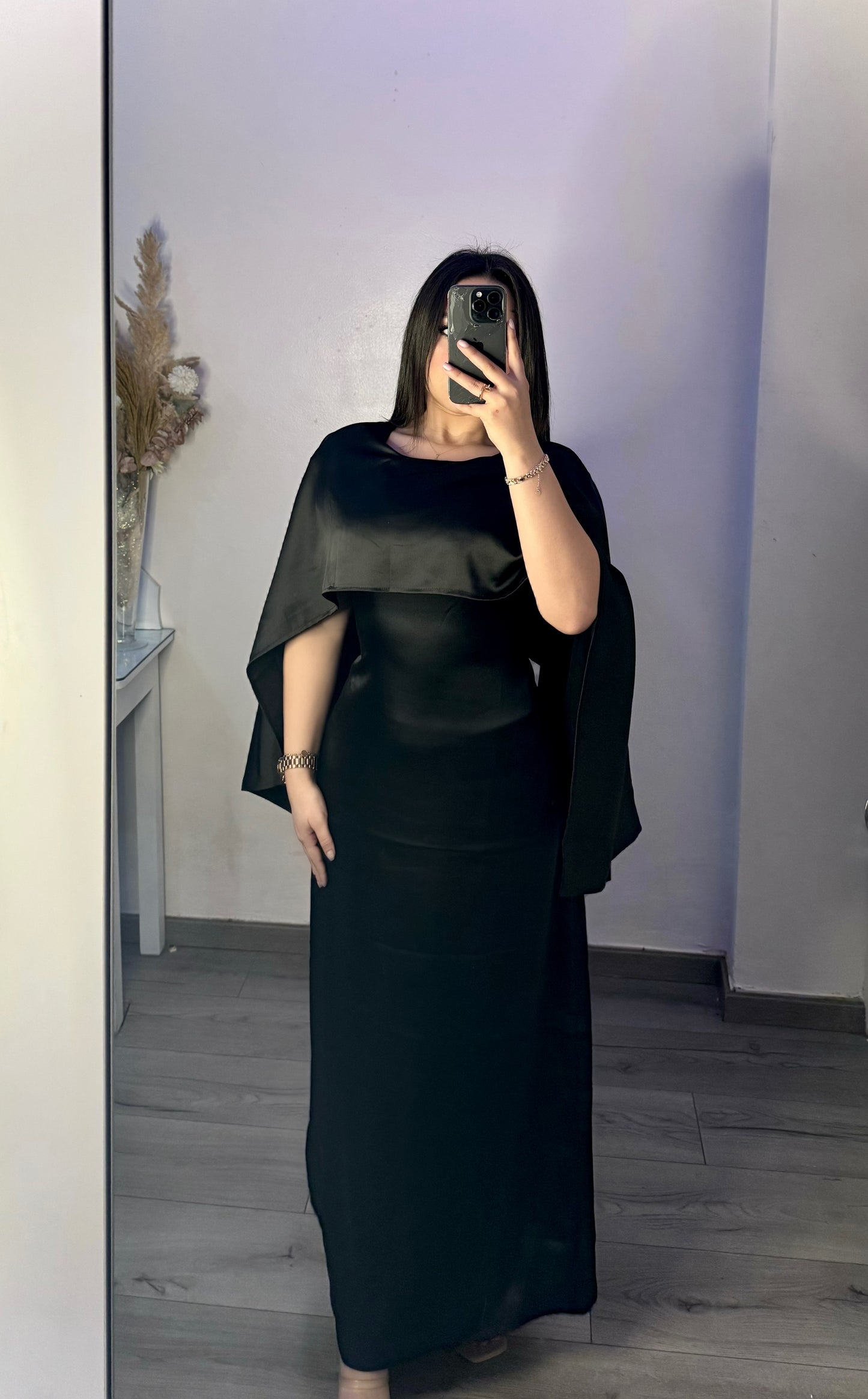Robe satinée avec cape