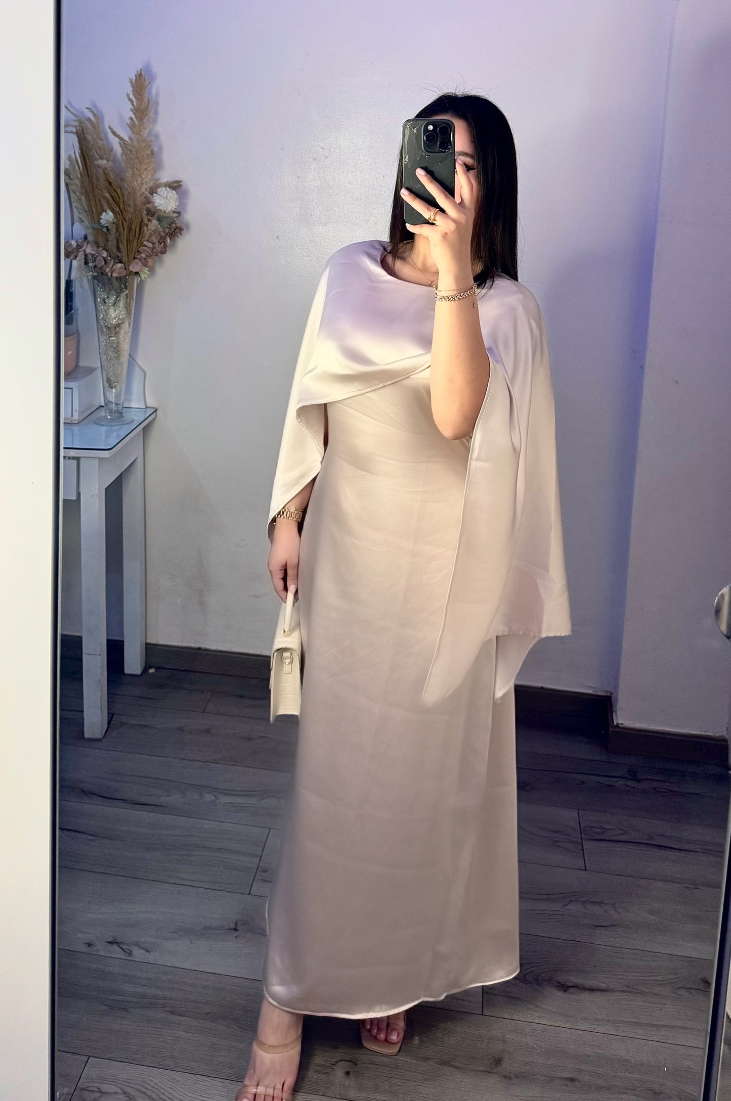 Robe satinée avec cape