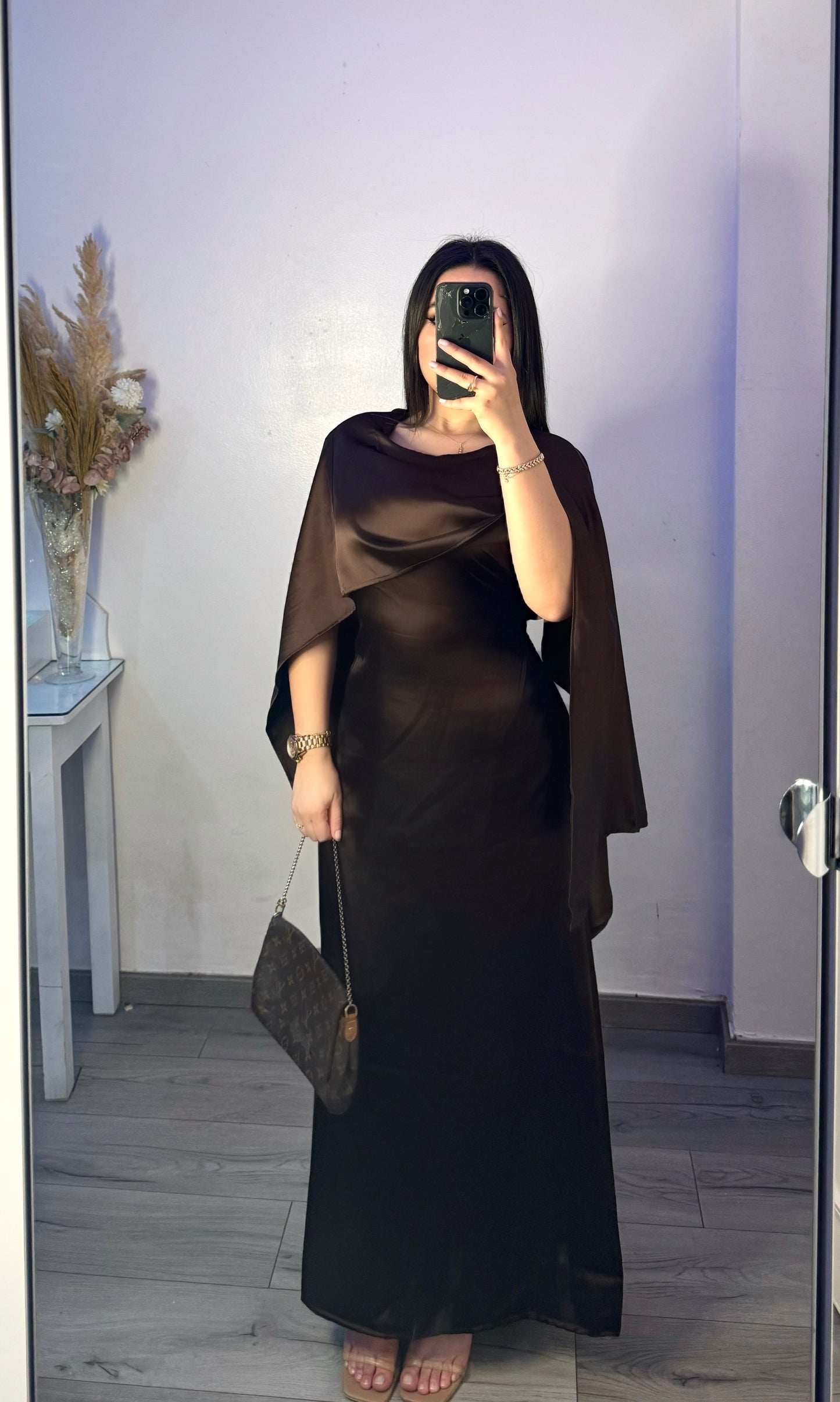 Robe satinée avec cape