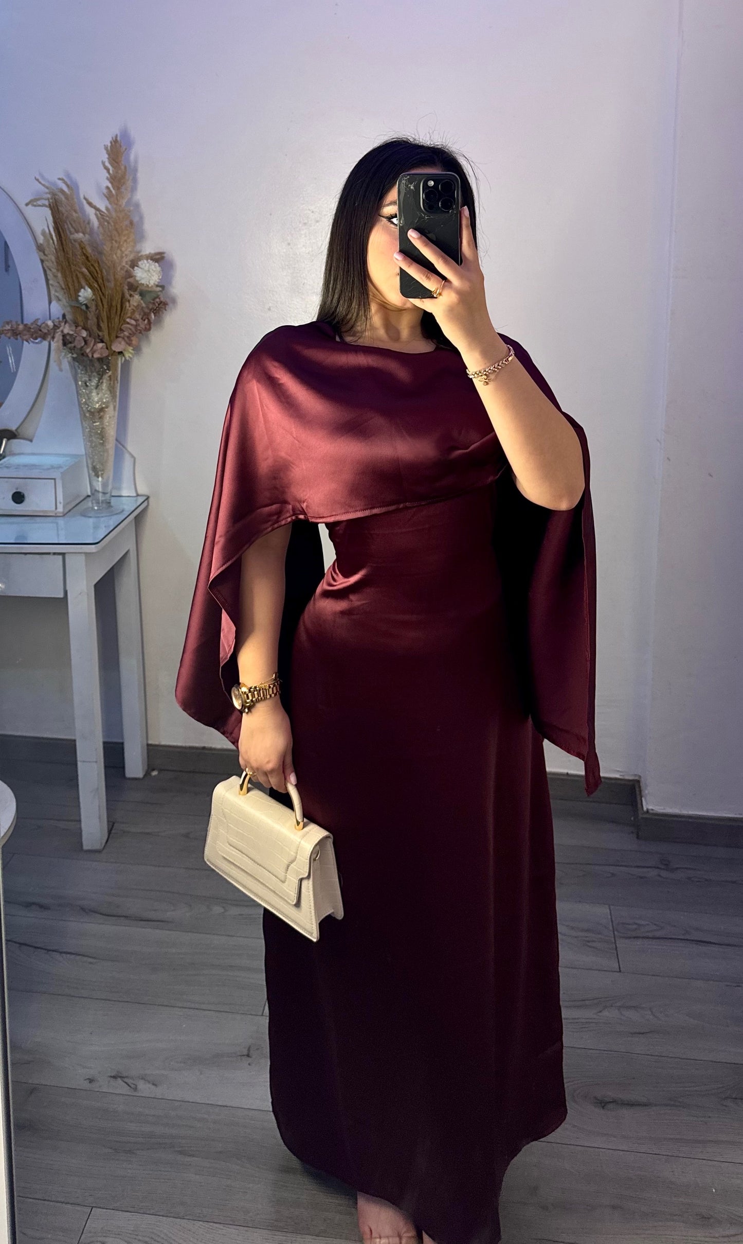 Robe satinée avec cape