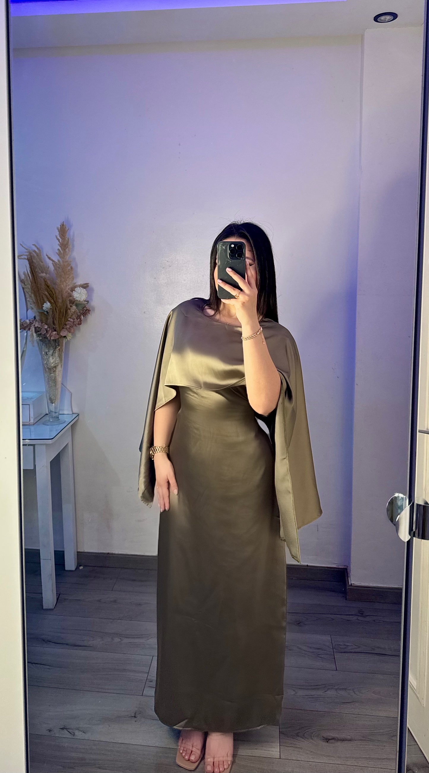 Robe satinée avec cape