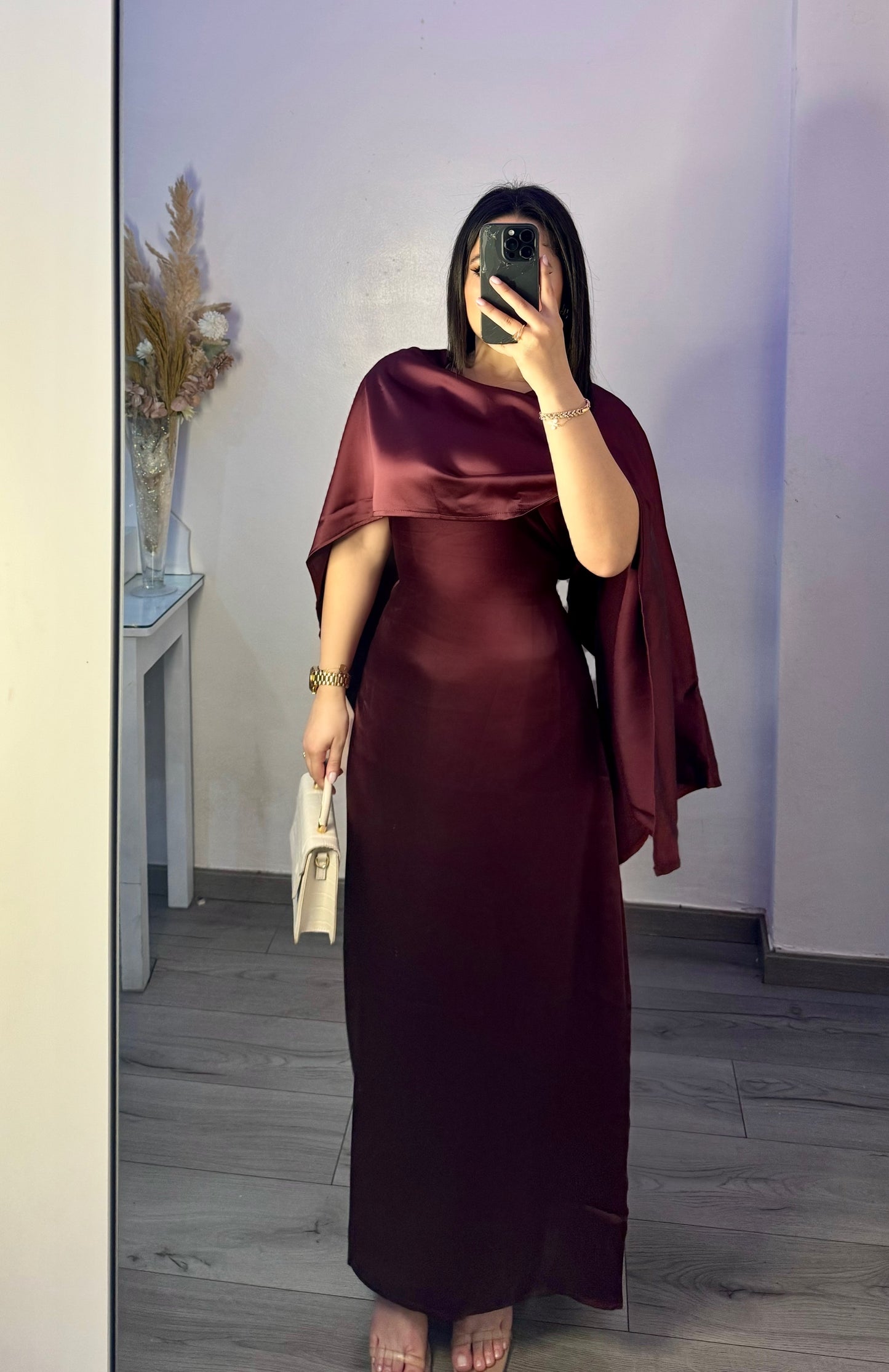 Robe satinée avec cape
